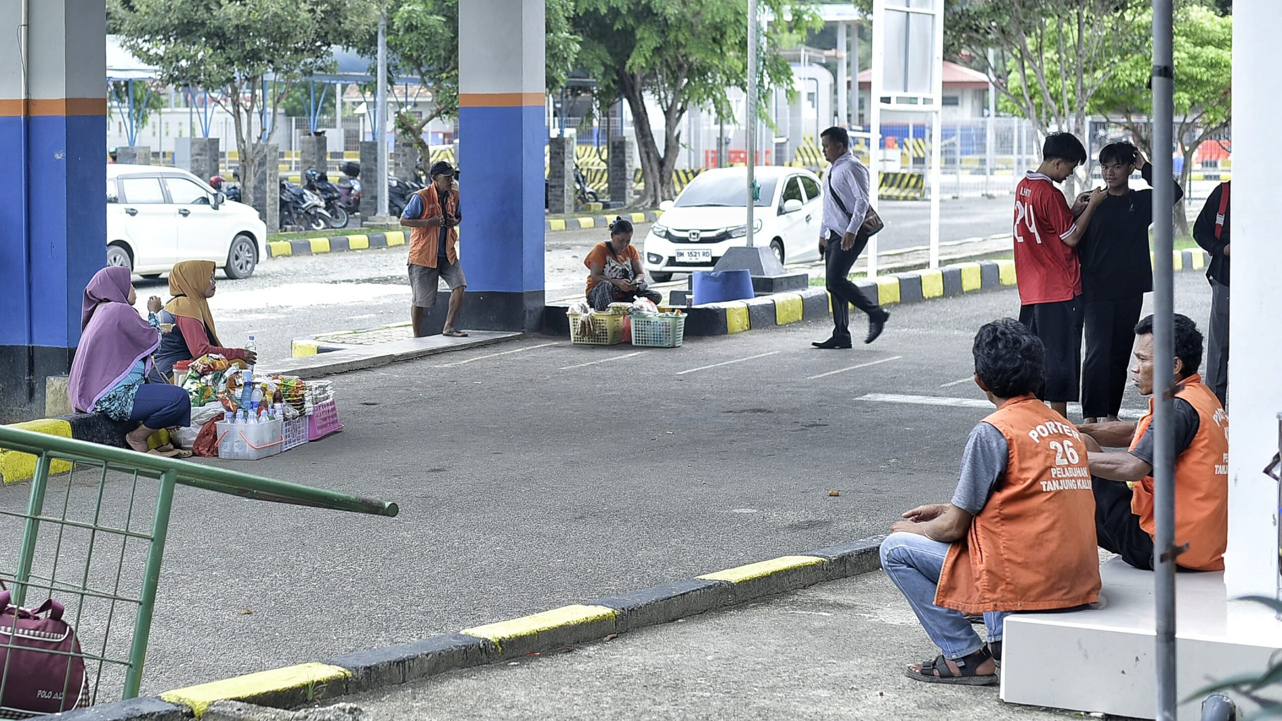 CAPTION: Pedagang dan Porter di Pelabuhan Tanjung Kalian Mentok, Bangka Barat, Senin (18/12/2023).(Ist)