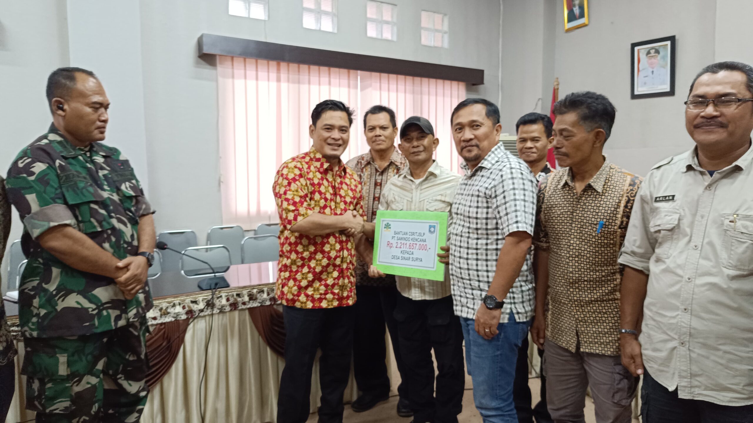 CAPTION -- Pemberian Bantuan Corporate Social Responsibility (CSR) di Operasional Room Pemkab Bangka Barat, Jumat (22/12/2023). (Diskominfo Babar)