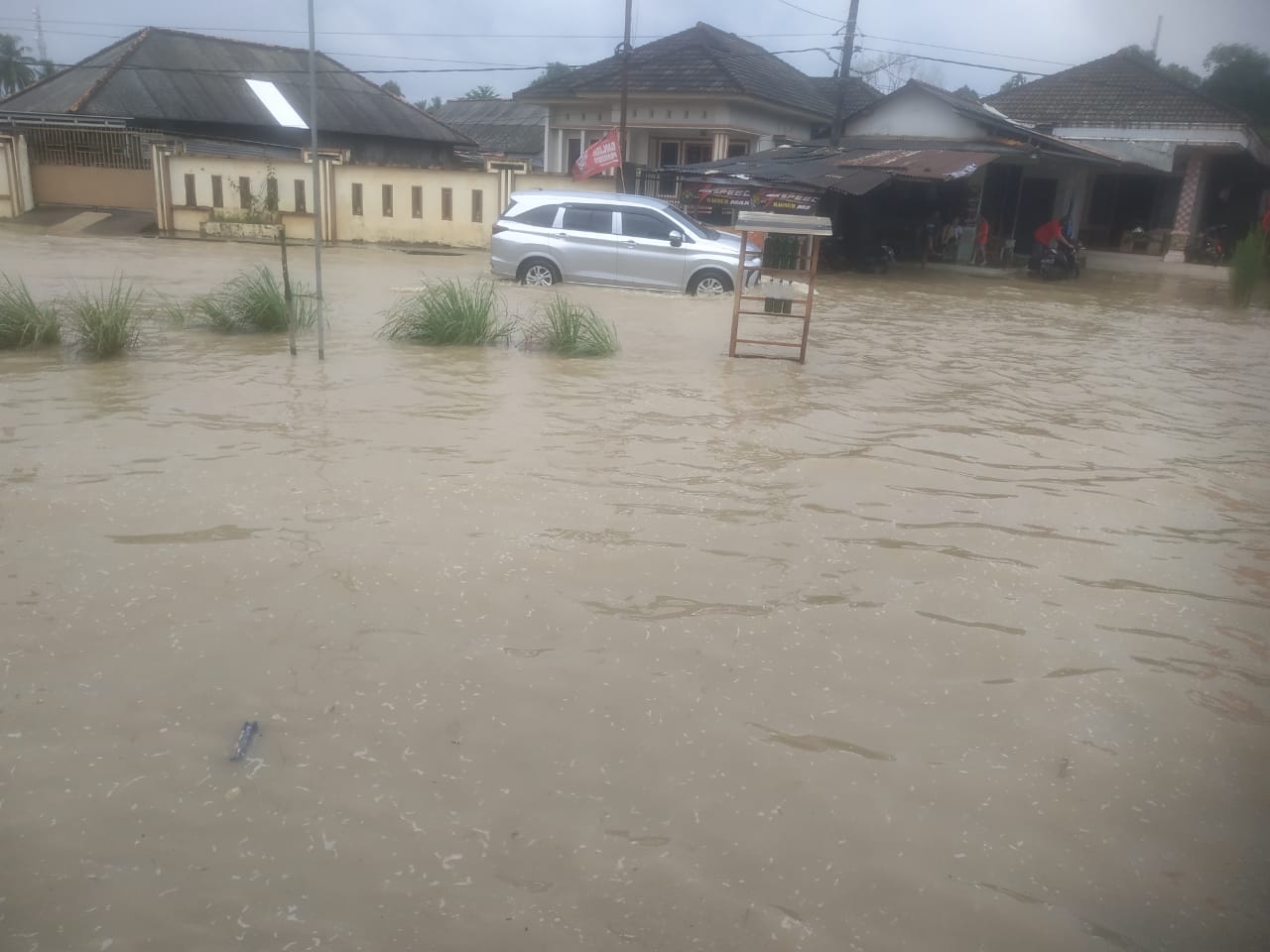 Ruas Jalan Puput-Airgantang, Kecamatan Parittiga terendam air. Senin (25/12/2023).(ist/Warga).