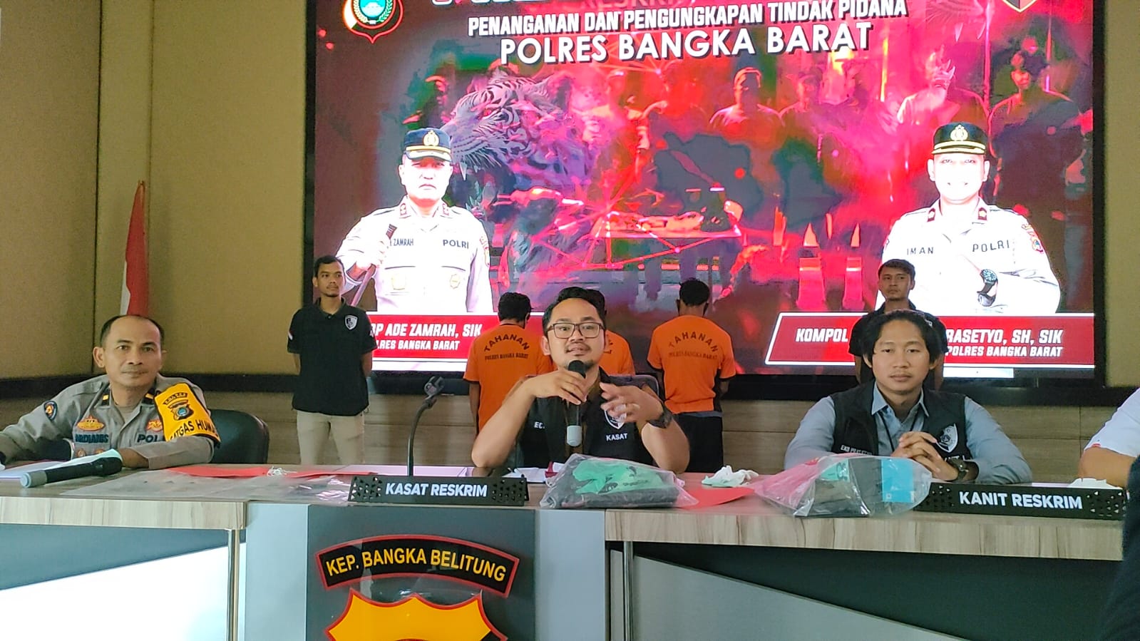 Kasatreskrim Polres Bangka Barat AKP Ecky Widi Prawira pimpin konferensi pers di Gedung Catur Prasetiya, Polres Bangka Barat, Kamis (28/12/2023).(Babelhits.com/Yuranda)
