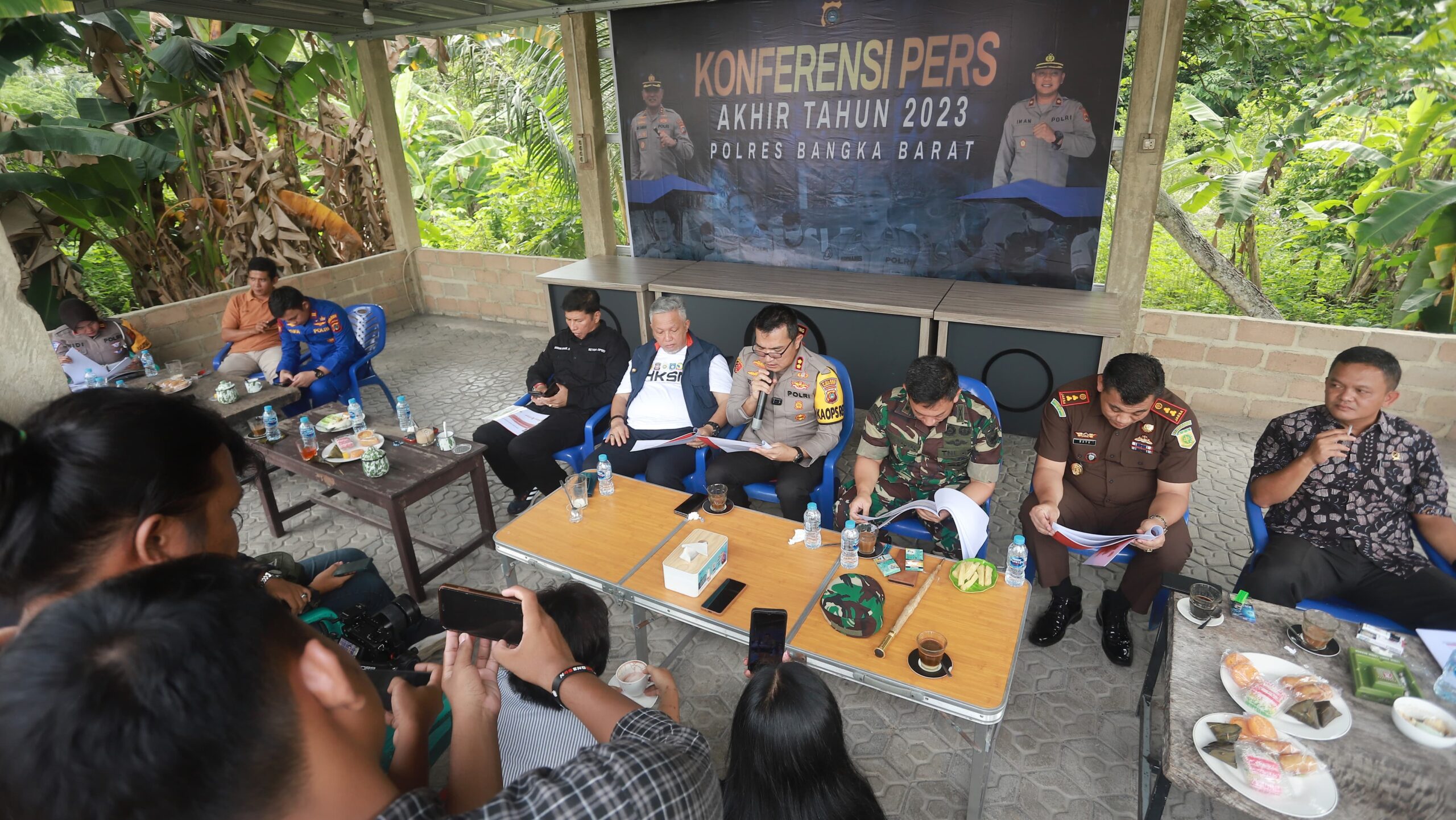 Kapolres Bangka Barat AKBP Ade Zamrah, didampingi Bupati Babar, Sukirman, Ketua DPRD Marudur, Dandim Letkol Kemas Muhammad Nauval, Kajari Babar Bayu, saat konferensi pers di K3 Mentok, Kamis (28/12/2023). (Babelhits.com/Yuranda)