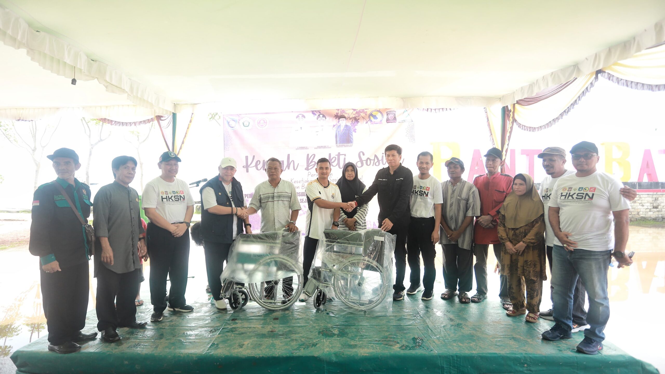 Bupati Bangka Barat Sukirman didampingi Ketua DPRD Babar Marudur Saragih menyerahkan bantuan kepada masyarakatnya. Kamis (28/12/2023).(ist)