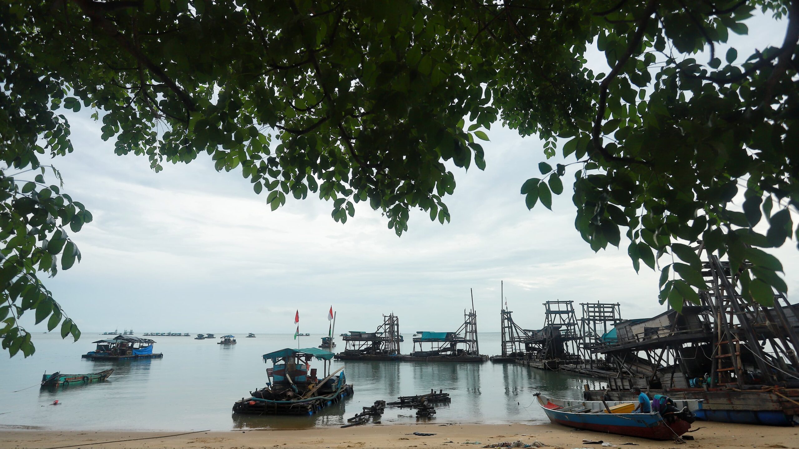 Caption: Sejumlah ponton selam parkir di wilayah laut Kampung Sawah, Kecamatan Mentok, Kabupaten Bangka Barat, Minggu (31/12/2023). (Ist)