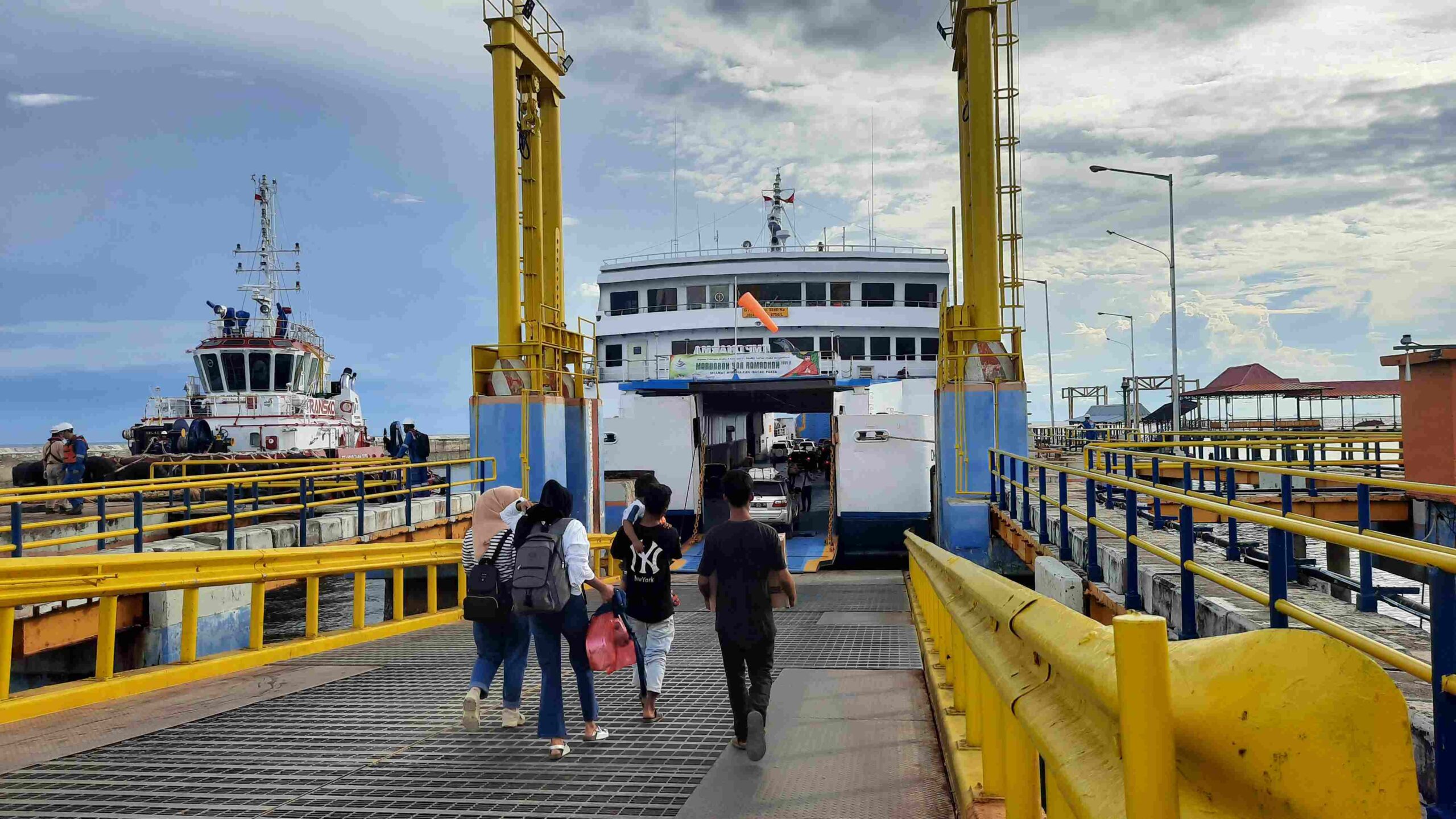 PENUMPANG menuju kapal roro yang bersandar di Pelabuhan Tanjung Kalian, Mentok, Kabupaten Bangka Barat, beberapa waktu lalu. (Babelhits.com/Yuranda).