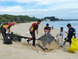 Dukung Gerakan Senang ke Pantai dan Program Laut Bersih, Kompi 1 Batalyon A Kompak Lakukan Pembersihan