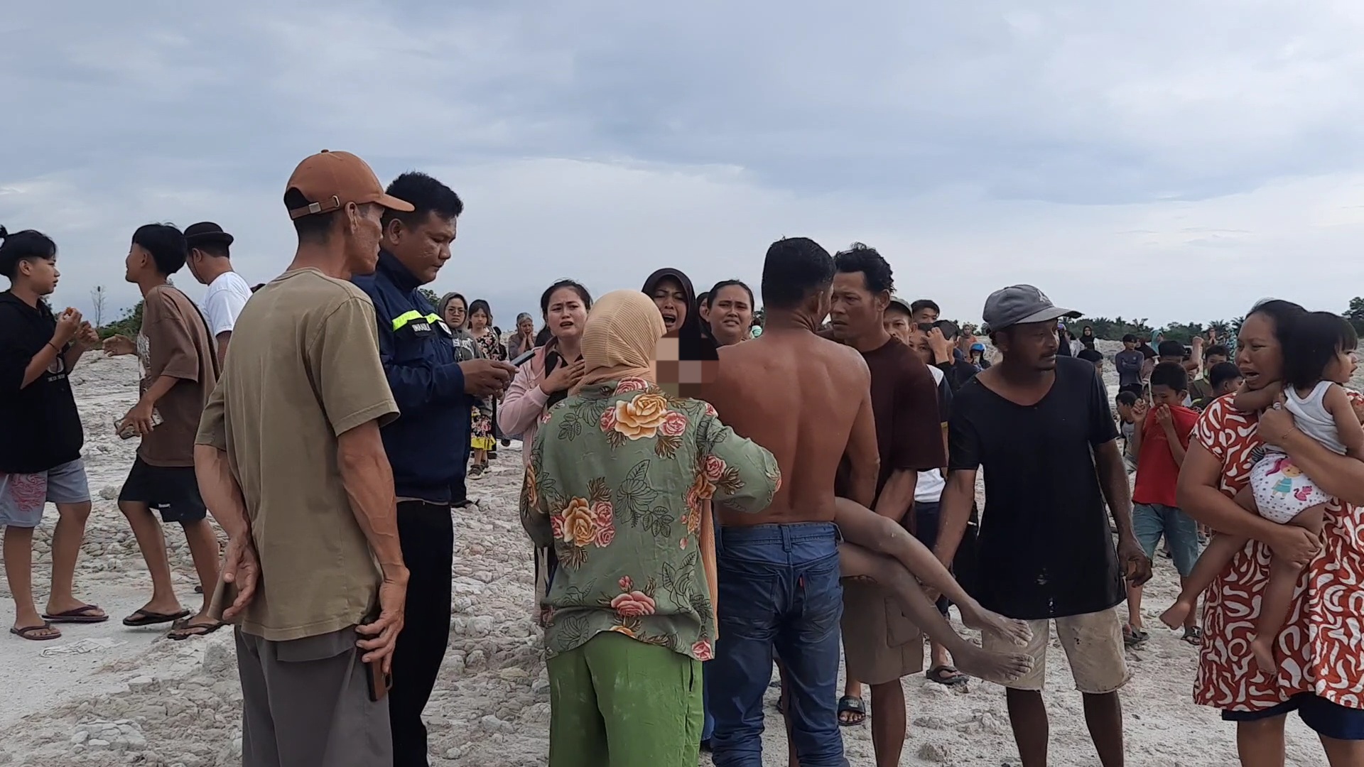 Caption: Bocah 11 Tahun ditemukan meninggal dunia di Dasar Kolong Bekas Tambang Timah di Desa Sekarbiru, Parittiga, Minggu (17/12/2023). (Babelhits.com/Yuranda)