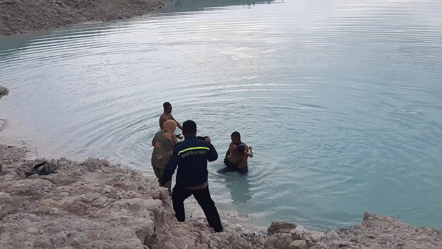 Caption: Bocah 11 Tahun ditemukan meninggal dunia di dasar Kolong Bekas Tambang Timah di Desa Sekarbiru, Parittiga, Minggu (17/12/2023). (Babelhits.com/Yuranda)