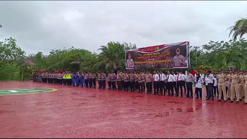 Apel pasukan Operasi Lilin Menumbing di Lapangan Mapolres Bangka Barat, pada Kamis (21/12/2023) siang.