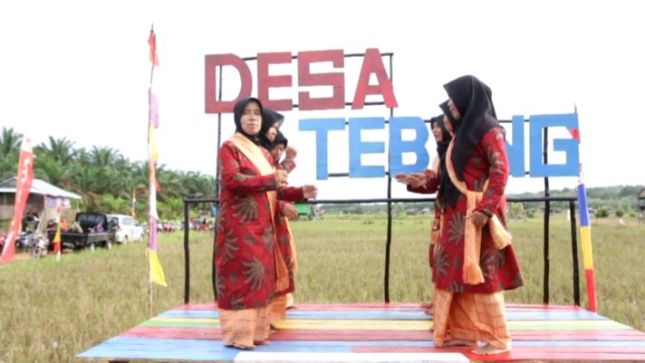 Masyarakat menari Tarian Kembang Cabik, Desa Tebing, Kecamatan Kelapa. (Ist)