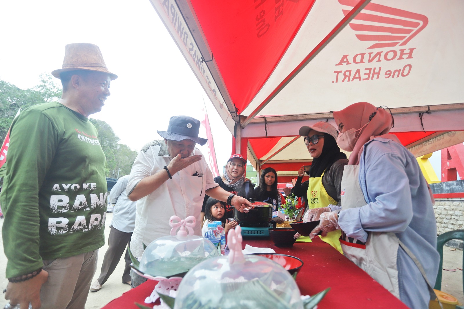 Bupati Bangka Barat Sukirman cicipi masakan peserta festival kuliner di Pantai Batu Rakit, Mentok, Minggu (3/12/2023).(Diskominfo Babar).