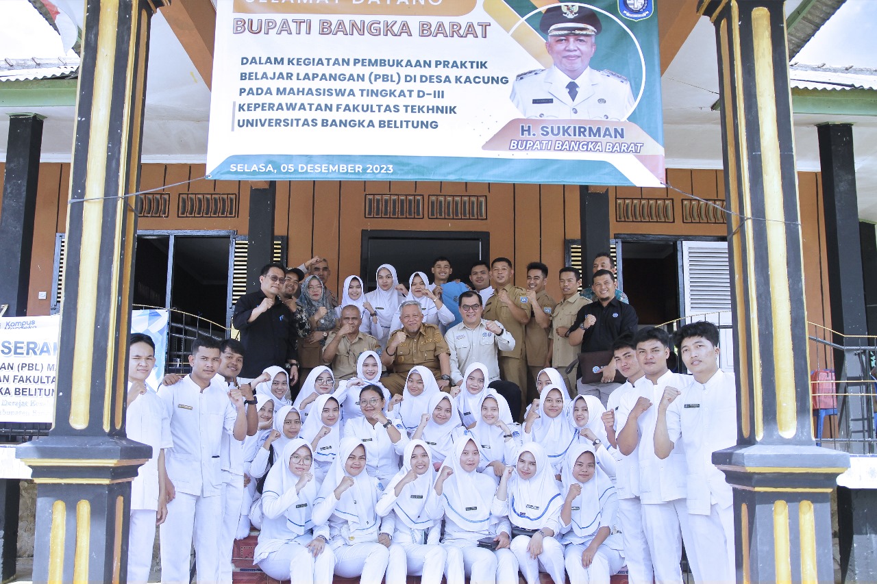Bupati Bangka Barat Sukirman dan mahasiswa UBB Keperawatan yang melaksanakan Praktik Belajar Lapangan (PBL) di Desa Kacung, Kelapa, Selasa (5/12/2023). (Diskominfo Babar).