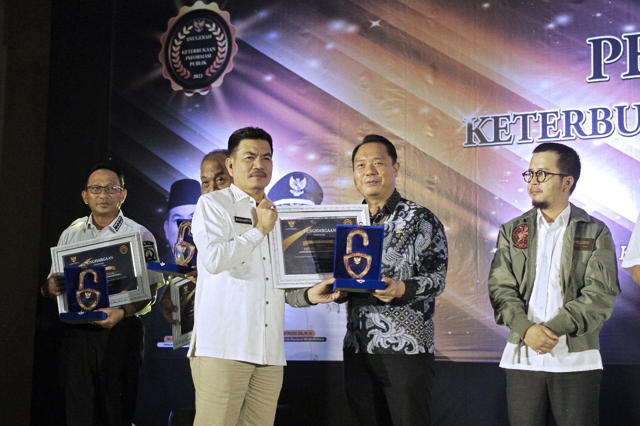 CAPTION: Kepala Diskominfo Kabupaten Bangka Barat, Arwendy terima piagam predikat Kabupaten Informatif di penganugerahan Keterbukaan Informasi Publik yang digelar Komisi Informasi Provinsi Kepulauan Bangka Belitung di Hotel Bangka City Pangkalpinang, Rabu (20/12/2023). (Diskominfo Babar)