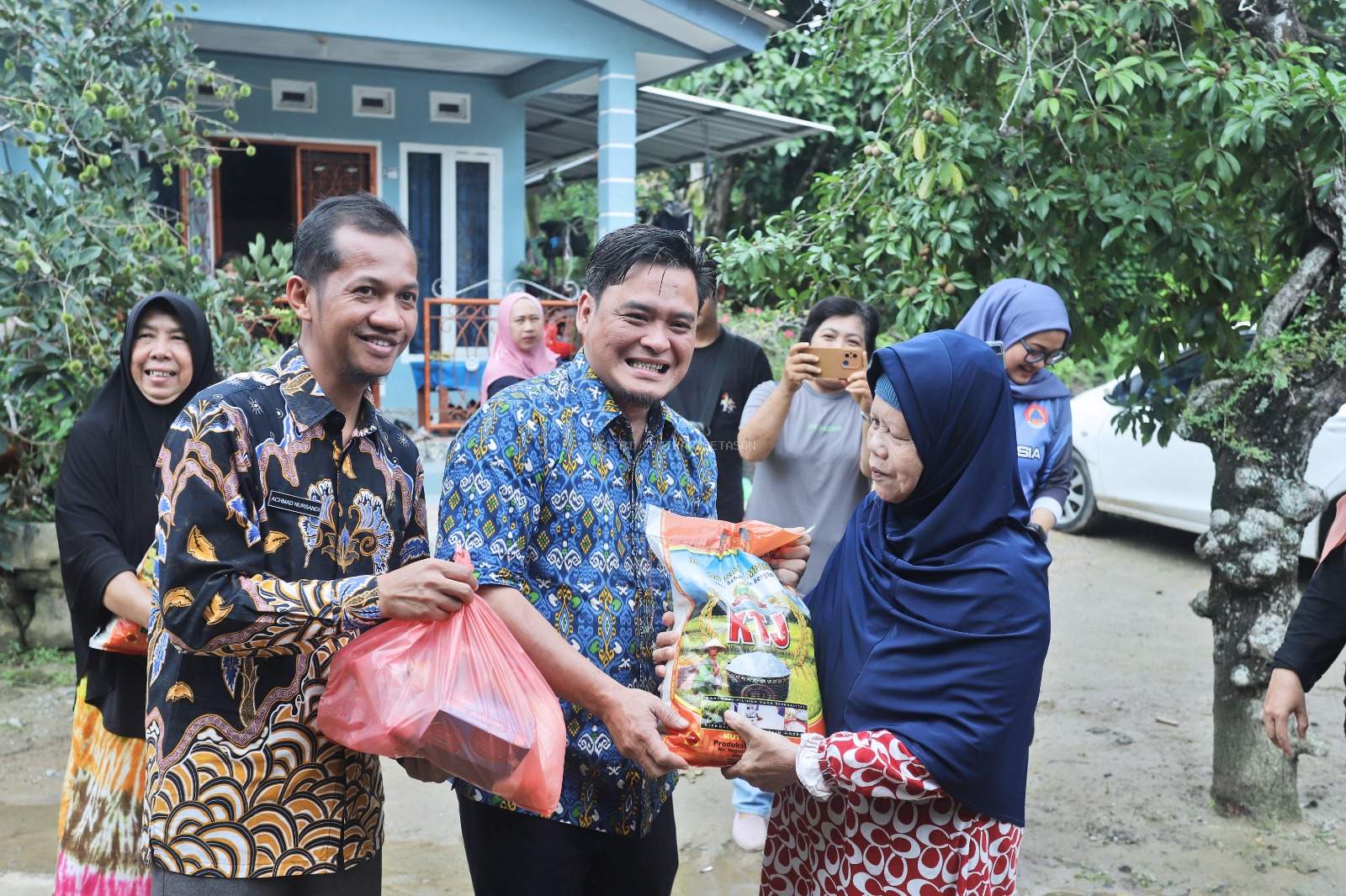 Wakil Bupati Bangka Barat Bong Ming Ming dan Kepala BPBD Bangka Barat memberikan bantuan beras kepada warga terdampak banjir, Minggu (21/1/2024). (Dok/Diskominfo Babar)