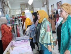 Dukung Penuh Produk Dalam Negeri, Safriati Safrizal Ajak Anggota DWP Cintai dan Banggakan Batik Lokal