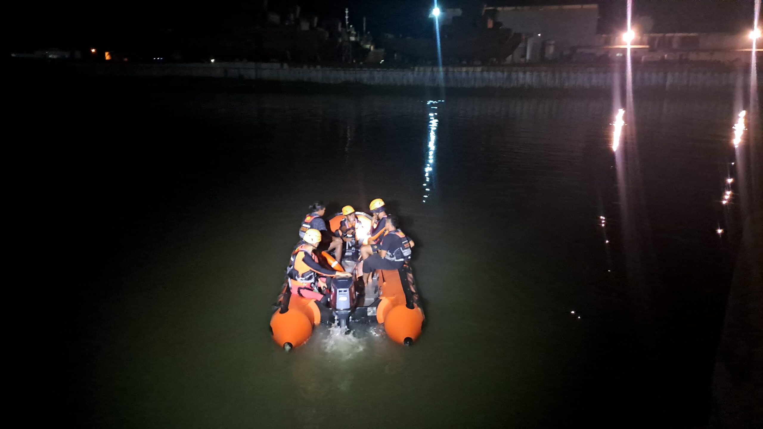 Caption: Tim SAR Gabungan cari korban terjatuh dari kapal ke Muara Sungai Pangkalbalam, Kota Pangkalpinang, Senin (1/1/2024). (Basarnas Babel).