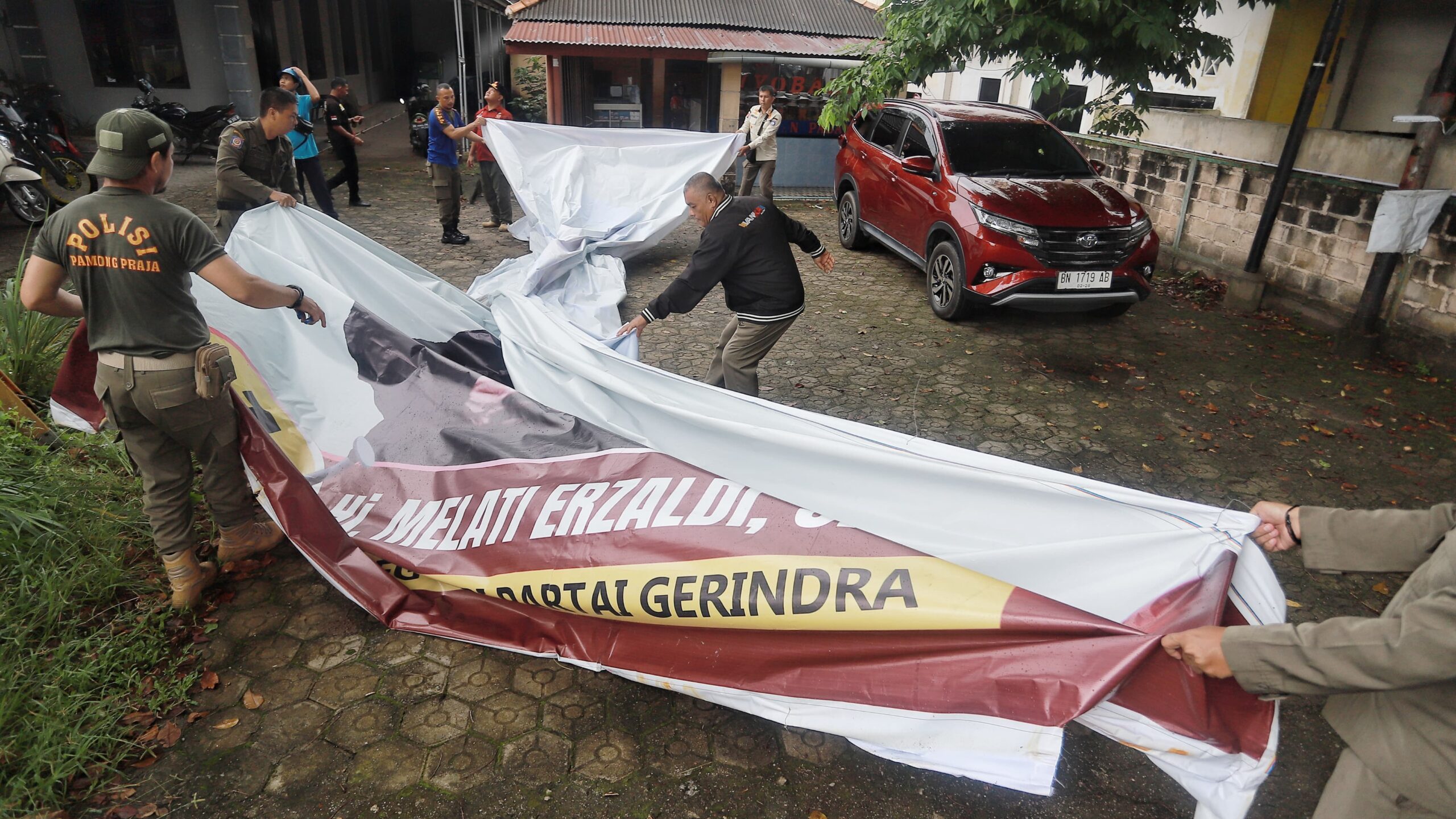 CAPTION: Personel gabungan tertibkan baliho Caleg atau APK di Zona Terlarang, di Kecamatan Mentok, Kabupaten Bangka Barat, Selasa (2/1/2024)