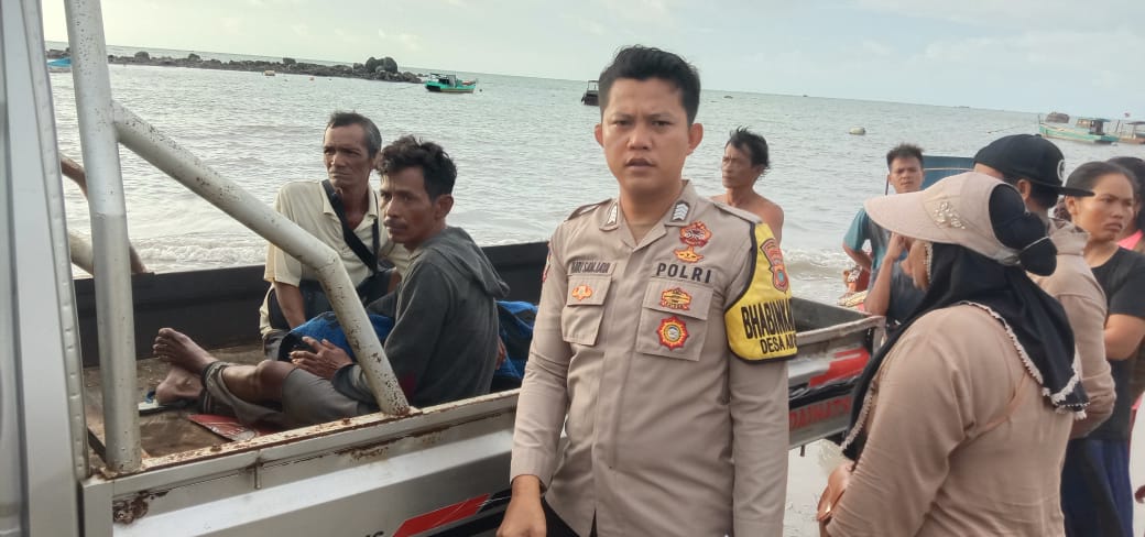 Caption: Personel Polsek Jebus dan masyarakat mengevakuasi korban tertimpa batu ke rumah duka di Dusun Bukit Lintang, Desa Puput, Parittiga, Rabu (3/1/2024) kemarin. (Ist/Polsek Jebus, Polres Bangka Barat)