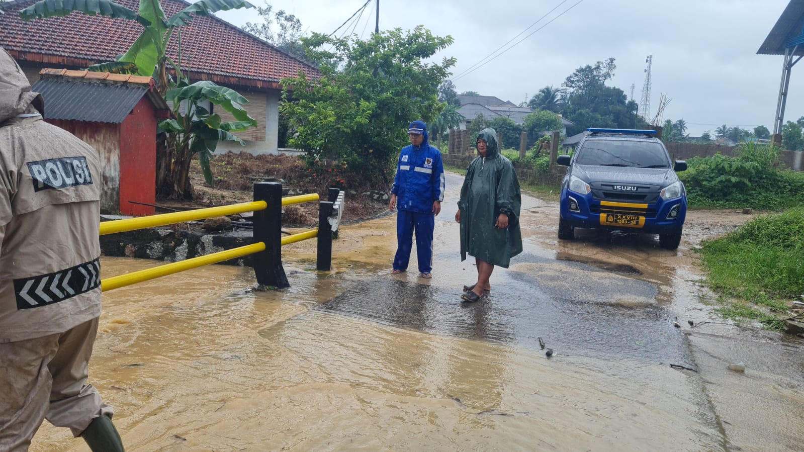 Caption: Satpolairud Polres Bangka Barat, memantau sejumlah titik rawan banjir, di Kecamatan Mentok, Kabupaten Bangka Barat, pada Senin (8/1/2024). /Dok/Humas Polres Bangka Barat/