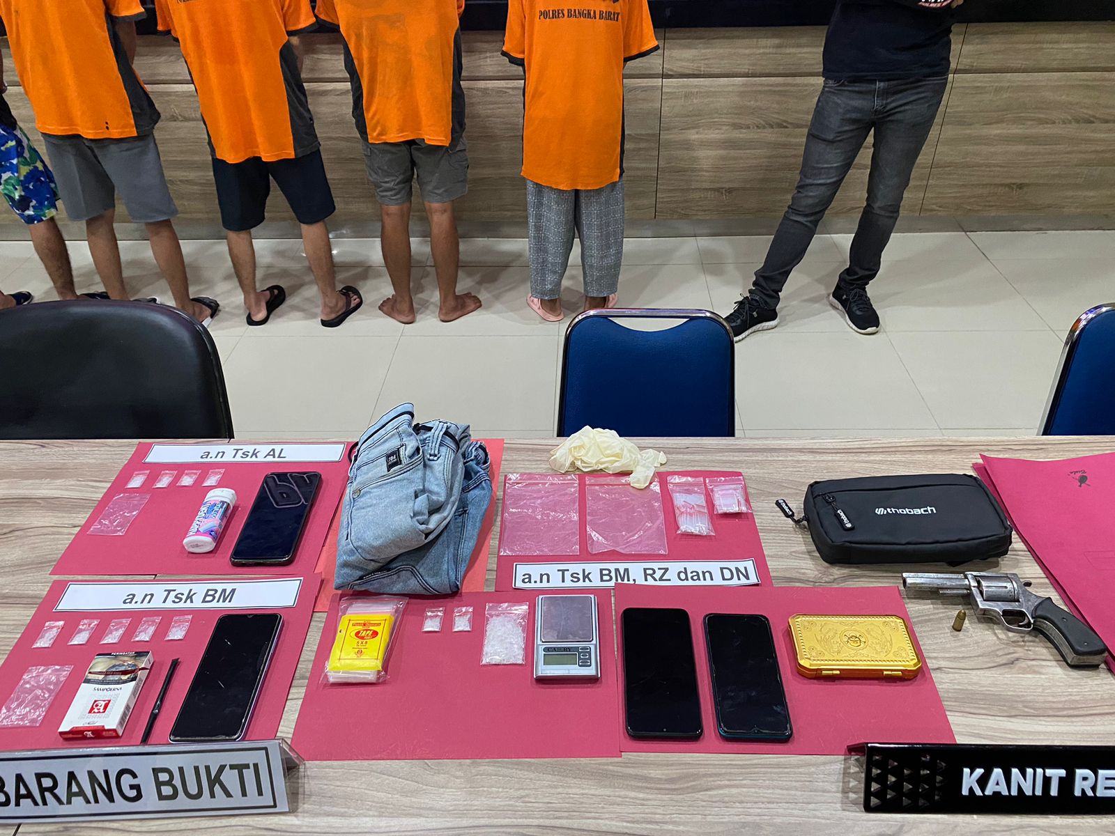 Jajaran Satresnarkoba Polres Bangka Barat amankan sejumlah barang bukti narkoba dan sepucuk senjata api (Senpi) saat konferensi pers di Gedung Catur Prasetiya, Rabu (10/1/2024).(Humas Polres Bangka Barat)