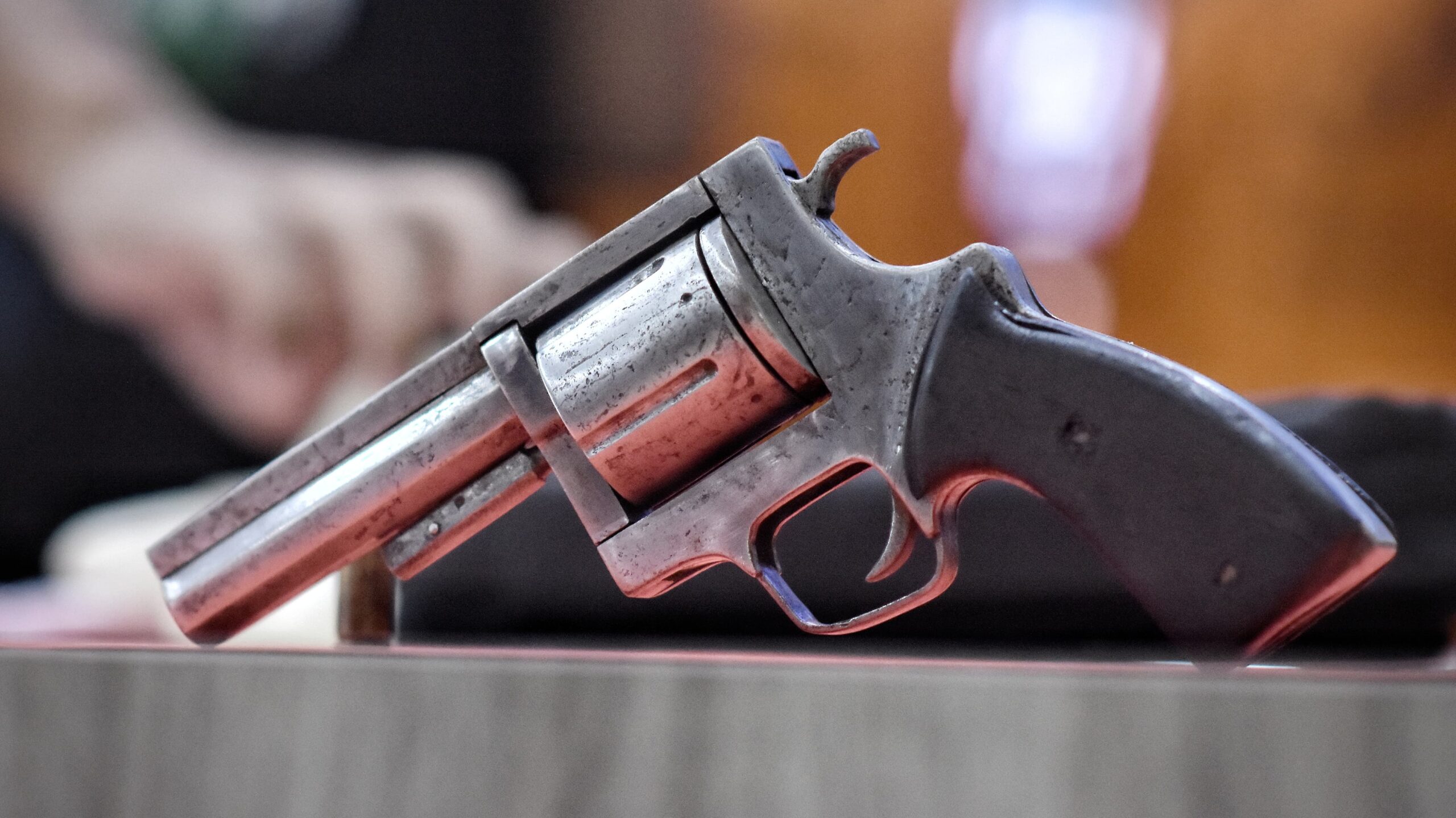 Senjata api (Senpi) yang dimanakah Satresnarkoba Polres Bangka Barat saat menangkap kawanan pengedar sabu di Mentok, Bangka Barat, pada Senin (1/1/2024) lalu. (Humas Polres Bangka Barat)