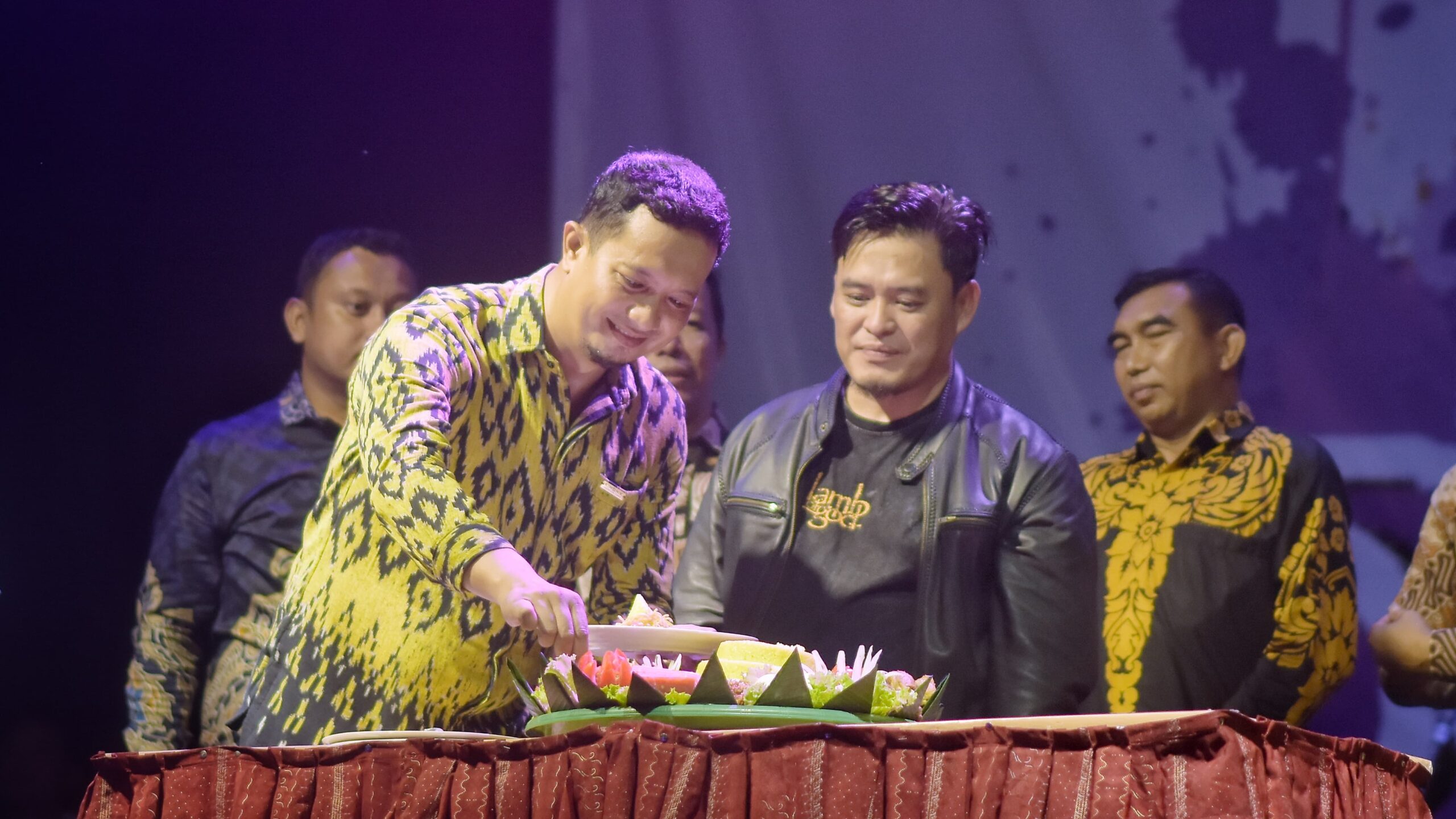 Camat Parittiga Adhian Zulhajjany memotong tumpeng dan memberikan kepada Wakil Bupati Bangka Barat, Bong Ming Ming di malam penutupan Parittiga Expo 2024.