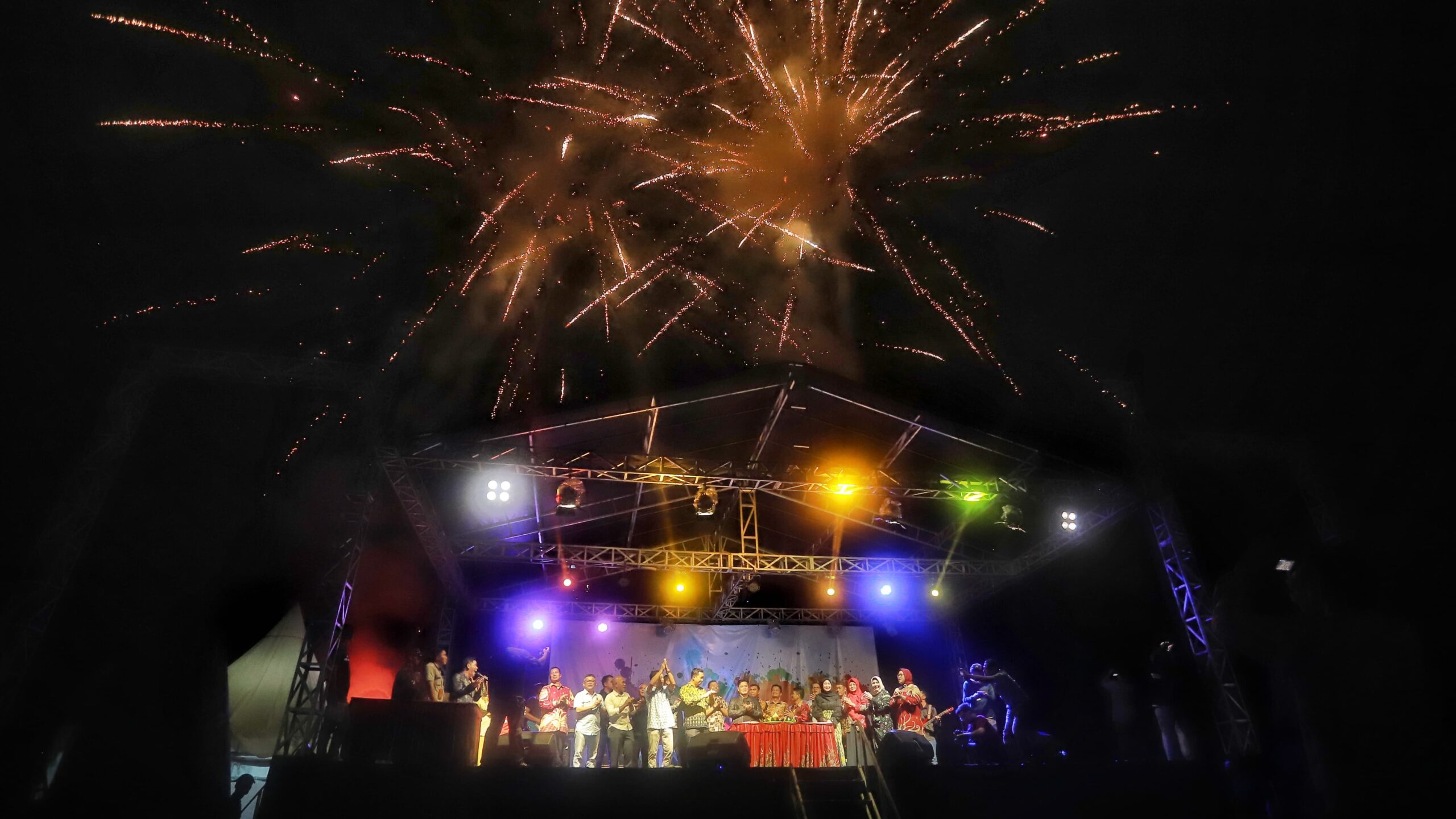 Caption: Malam penutupan Parittiga Expo 2024, Wakil Bupati Bangka Barat Bong Ming Ming memotong tumpeng dan dilanjutkan hujan kembang api dalam rangka HUT 13 Tahun Kecamatan Parittiga, Minggu (14/1/2024).