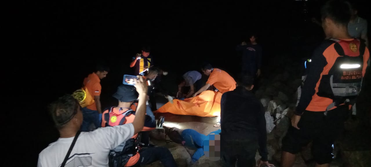Tim Gabungan mengevakuasi mayat yang ditemukan tergeletak di pesisir Pantai Peltim Mentok, Kabupaten Bangka Barat, Senin (15/1/2024) malam. (Ist/Polres Bangka Barat)