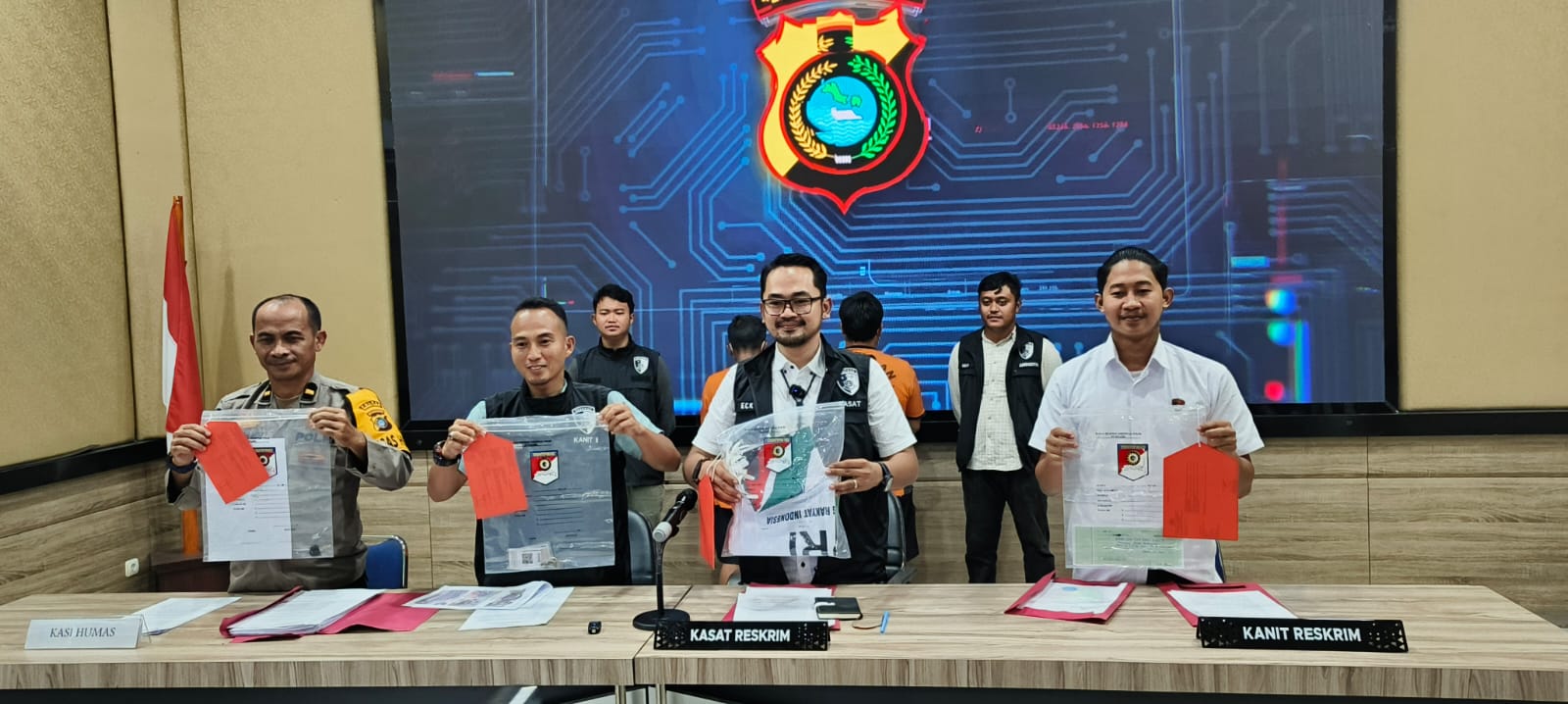 CAPTION : Kasat Reskrim AKP Ecky Widi Prawira didampingi Kasi Humas Ipda Adrianis dan jajaran, saat Konferensi Pers ungkap kasus penambangan ilegal dan penggelapan di Polres Bangka Barat, Rabu (17/1/2024).(Dok/Yuranda)