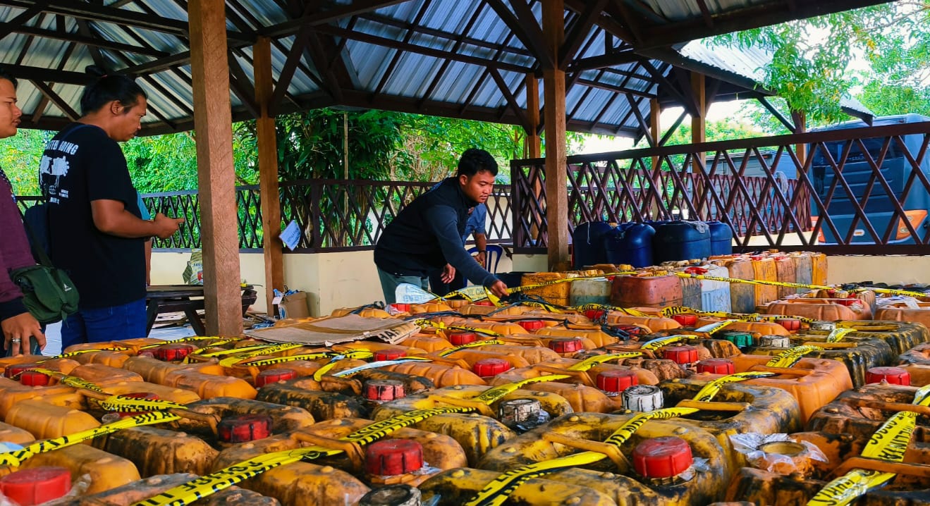 CAPTION: Jajaran Polres Bangka Barat amankan ratusan jeriken berisi BBM solar bersubsidi dari SPBU Tempilang, beberapa waktu lalu. (dok/Yuranda)
