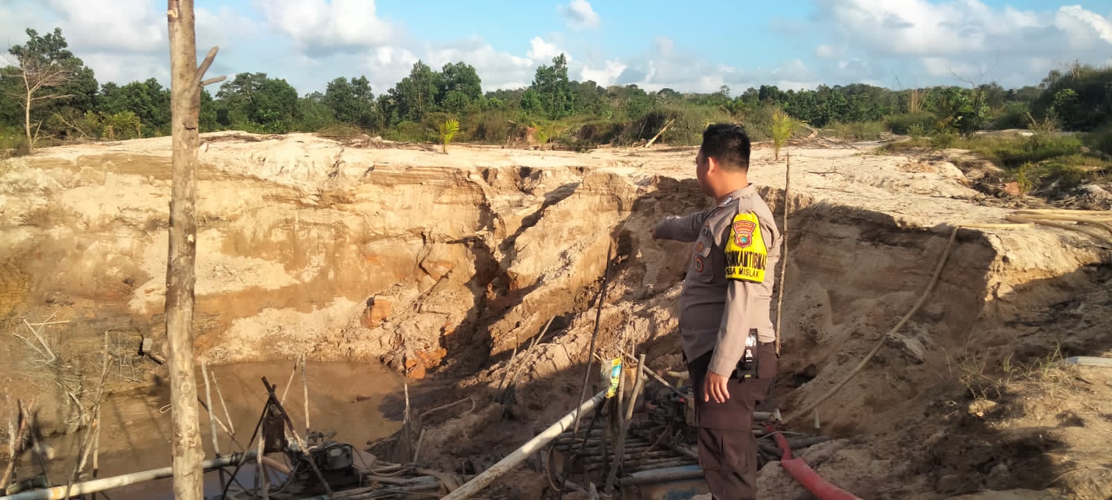 Caption: Anggota Polsek Jebus mendatangi TKP kecelakaan Tambang Timah di Air Berang Dusun Tambang Enam, Desa Mislak, Jebus, Bangka Barat, Minggu (28/1/2024) pukul 14.00 WIB. (Humas Polsek Jebus).