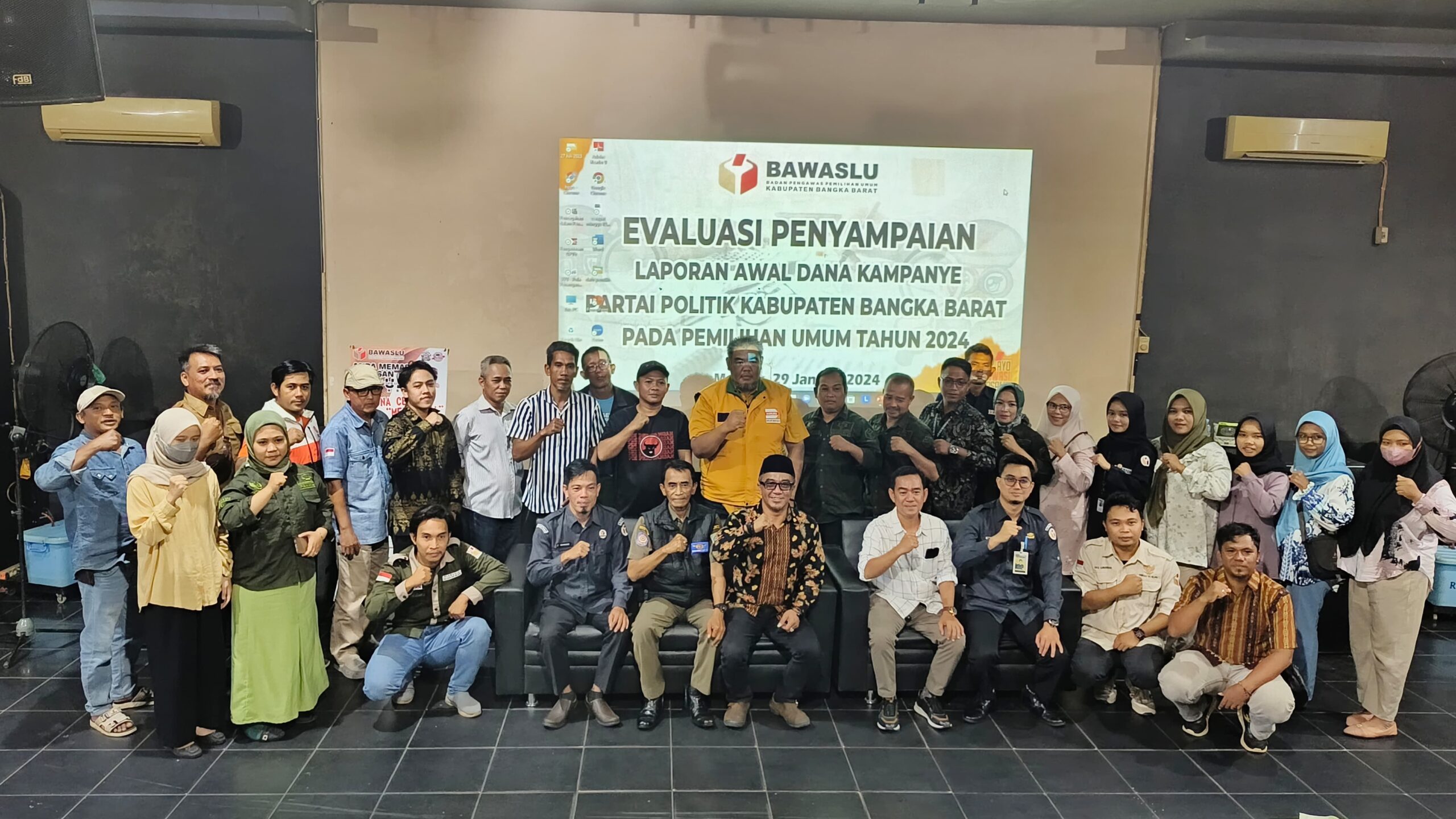 Bawaslu Babar evaluasi penyampaian laporan awal dana kampanye partai politik (Parpol) di Pemilihan Umum (Pemilu) serentak tahun 2024, di Aula Taman Pelangi, Mentok, Senin (29/1/2024).
