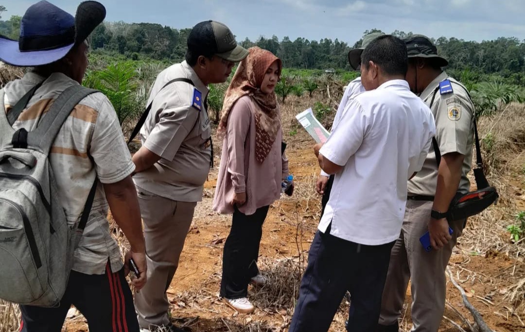 Caption: Pihak terkait melakukan pengecekan ke lapangan, terkait dugaan tindak pidana penyerobotan lahan dan mafia tanah di Desa Buyankelumbi, Tempilang, Kabupaten Bangka Barat. (Ist)