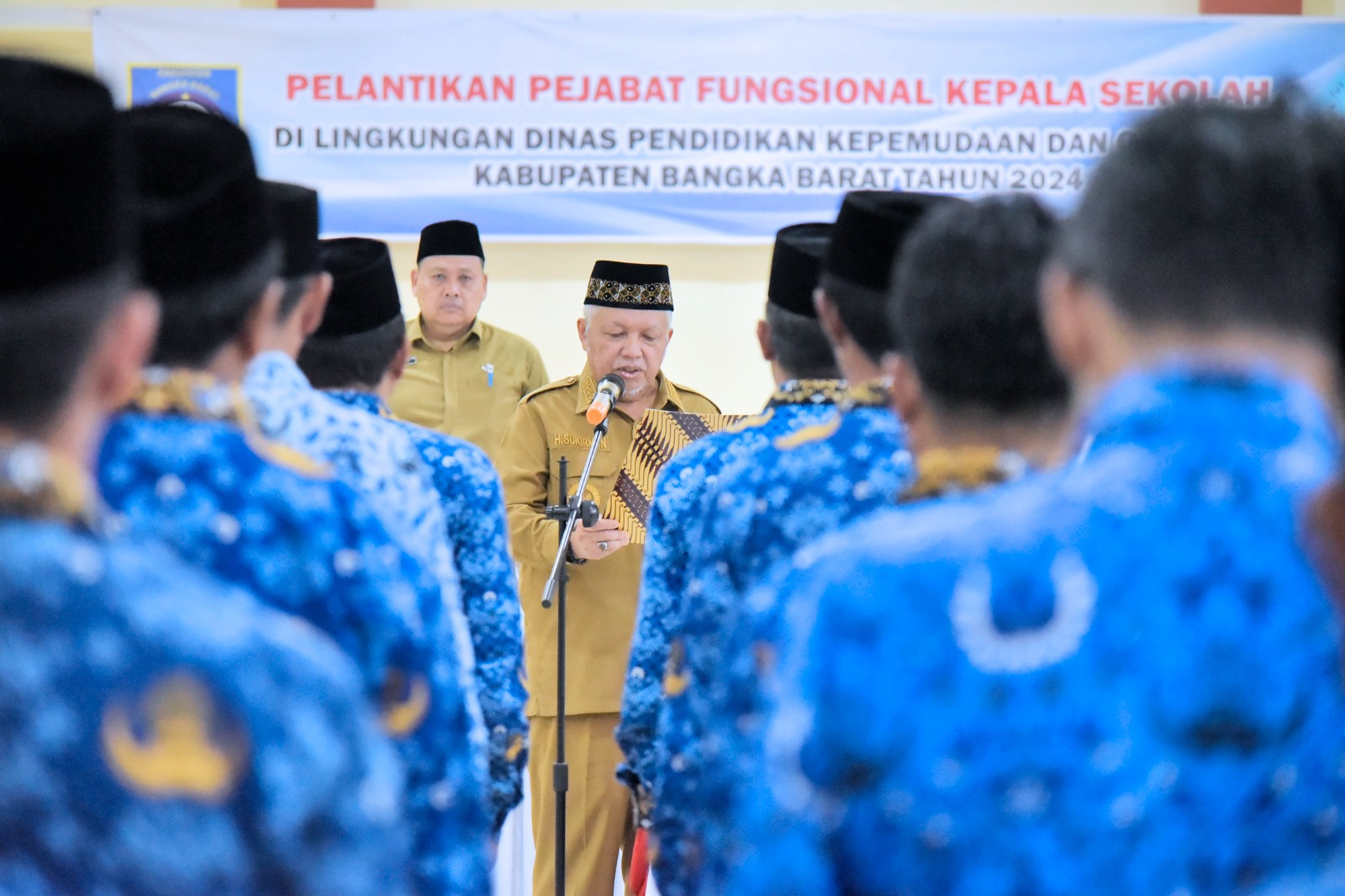 Caption: Bupati Bangka Barat, Sukirman melantik 66 orang Kepala Sekolah, di Gedung Graha Aparatur Sekretariat Daerah Bangka Barat, pada Selasa (30/1/2024). (Diskominfo Bangka Barat)