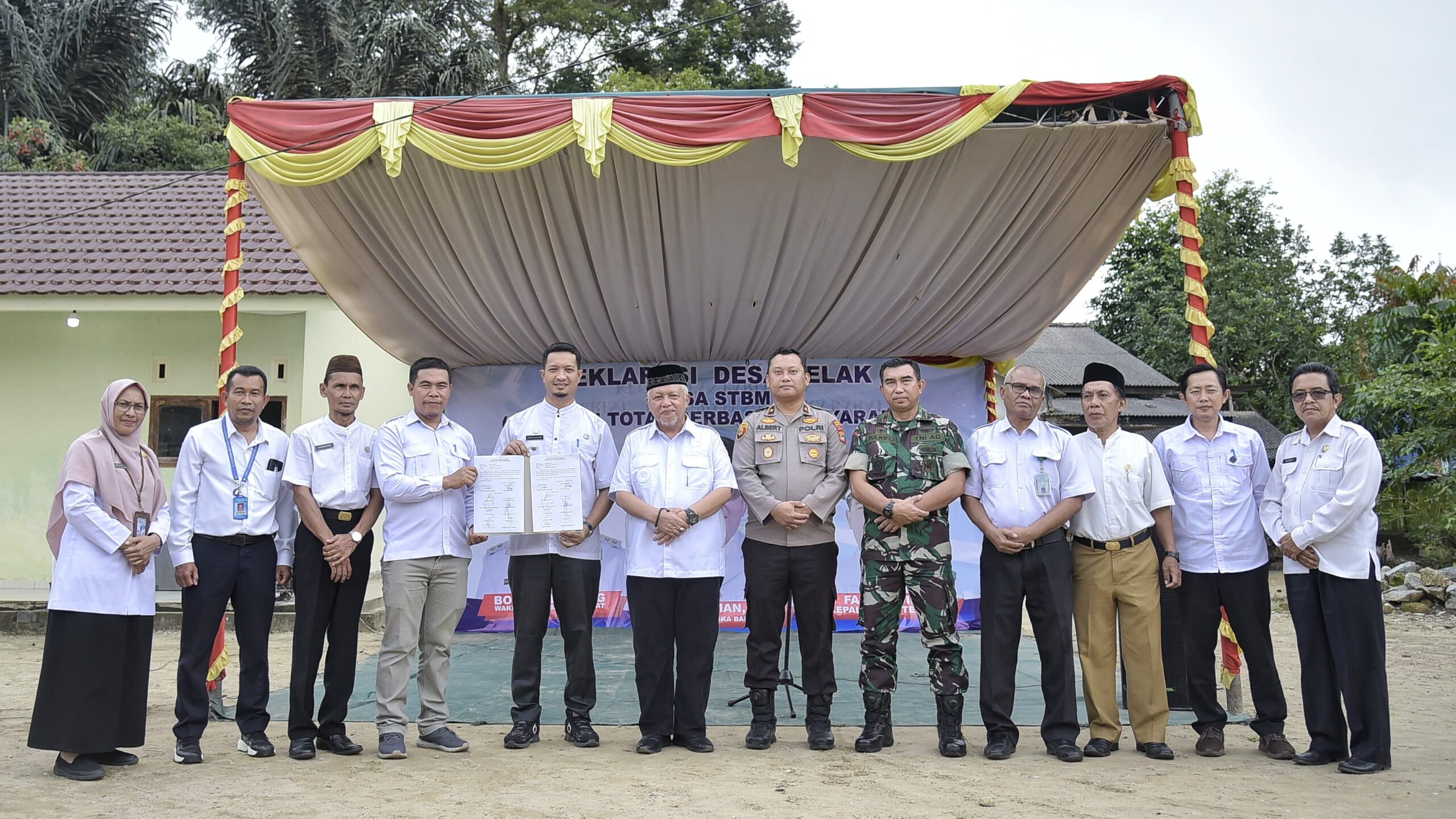 Caption: Bupati Bangka Barat Sukirman, Camat Parittiga, TNI/Polri serta perangkat Desa Telak, saat kegiatan Deklarasi 5 Pilar Sanitasi Total Berbasis Masyarakat berlangsung di Halaman TPA An-Nida, Desa Telak, Kecamatan Parittiga, Rabu (31/1/2024) pagi. (Diskominfo Bangka Barat)