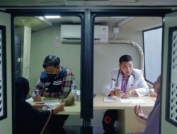 Mobil Sehat PT Timah Tbk Kini Mampir ke Muntok Bangka Barat, meski Diguyur Hujan Tetap Diserbu Warga