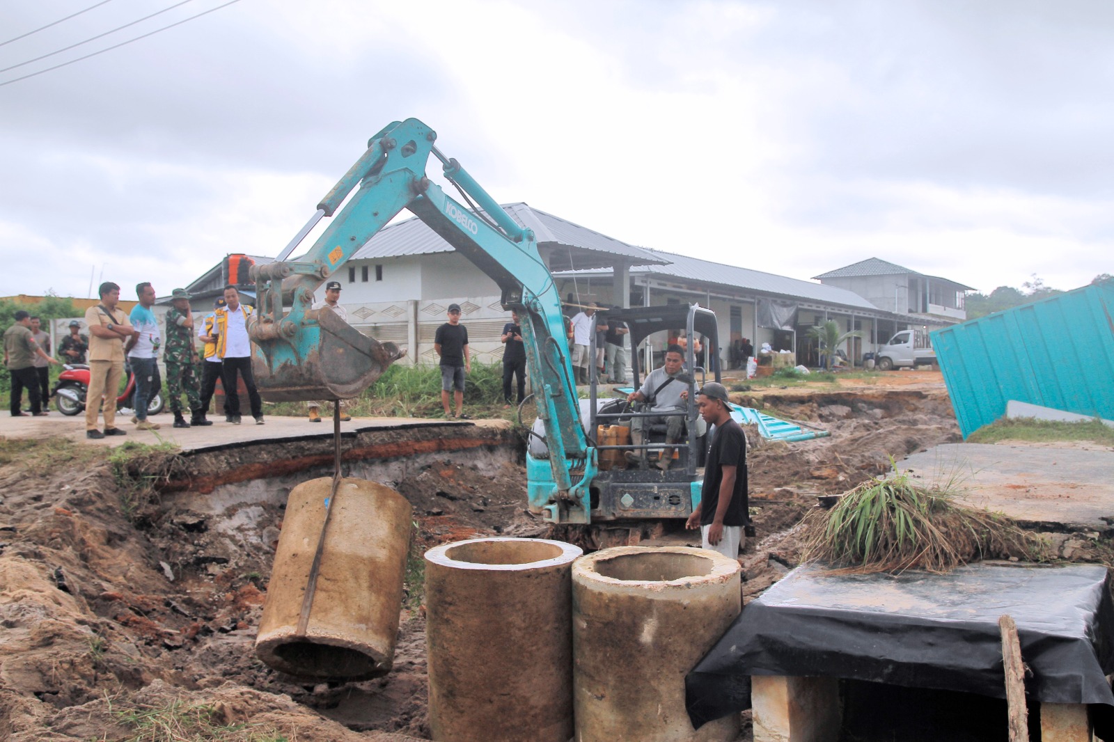 Wakil Bupati Bangka Barat Bong Ming Ming meninjau perbaikan jalan yang putus di Desa Cupat - Teluk Limau akibat hujan deras, Senin (15/1/2024).(Dok/Diskominfo Bangka Barat)