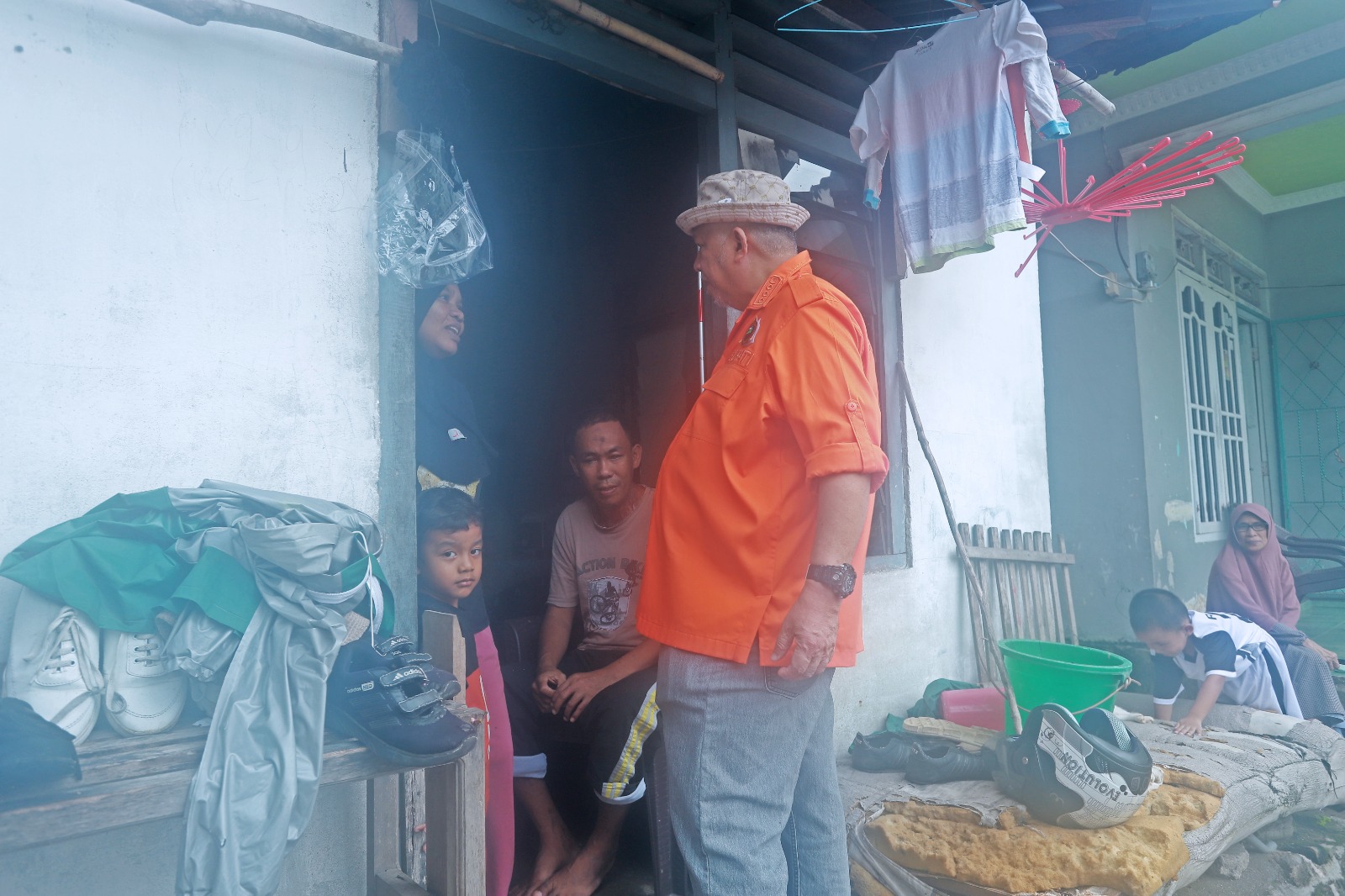 Caption: Bupati Bangka Barat Sukirman tinjau rumah warga di Kelurahan Tanjung dan Kelurahan Sungai Daeng, Kecamatan Mentok yang terdampak, Kamis (18/1/2024). (Dok/ Diskominfo Bangka Barat)