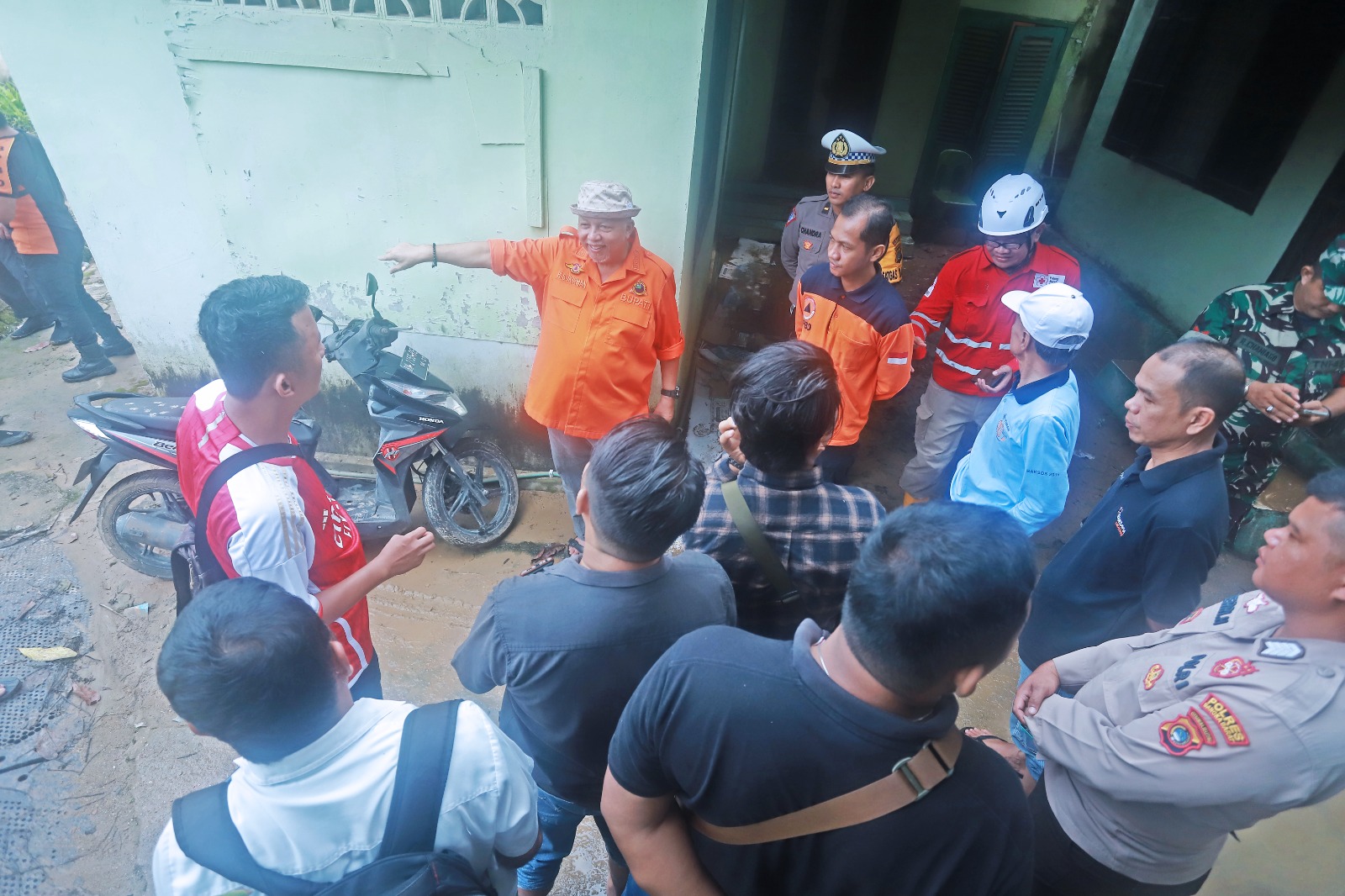 Caption: Bupati Bangka Barat Sukirman saat meninjau Kampung Ulu, Kelurahan Tanjung, Mentok, Kamis (18/1/2024). (Dok/Diskominfo Bangka Barat)