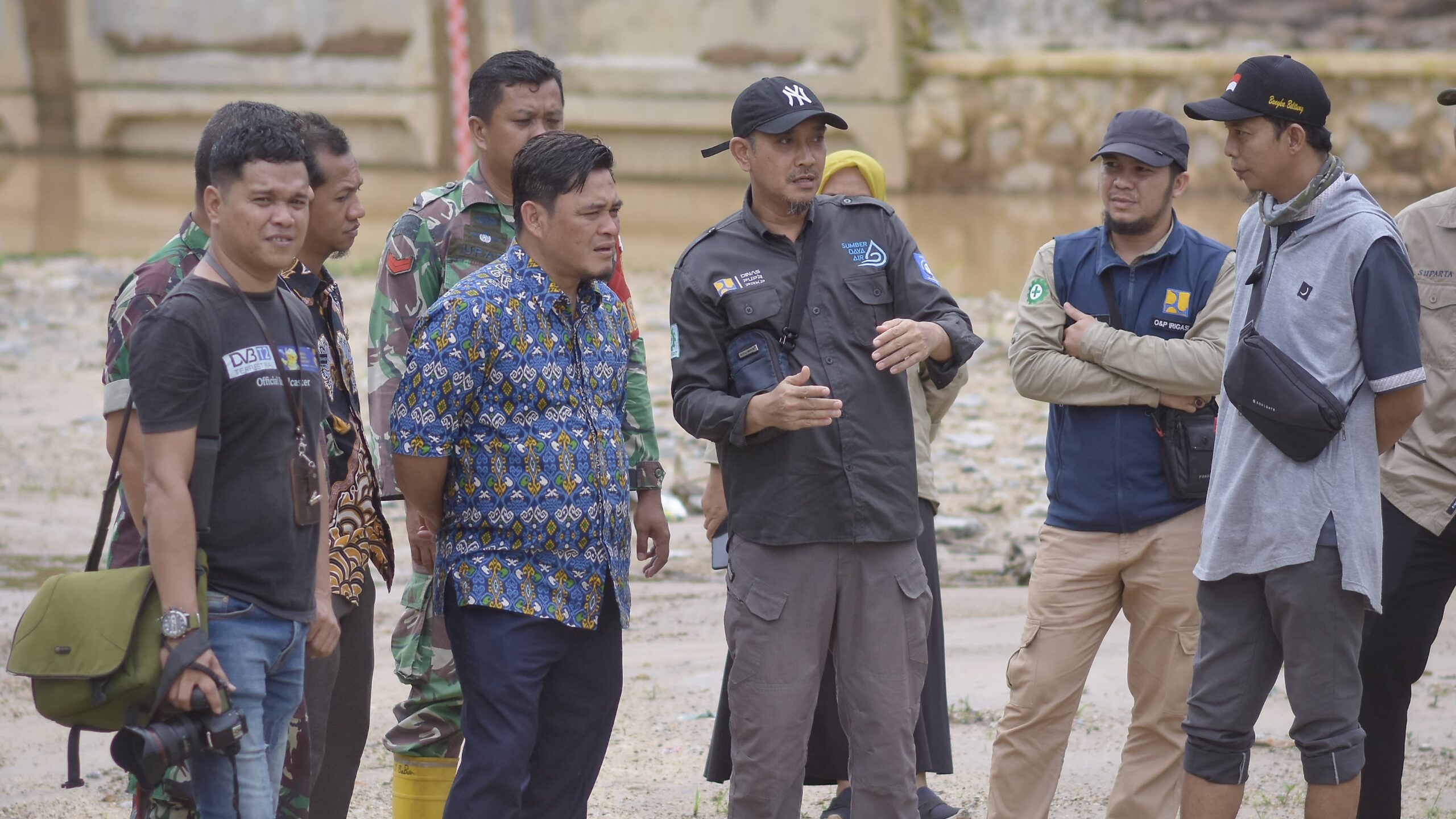 Caption Wakil Bupati Bangka Barat, Bong Ming Ming bersama dinas terkait tinju kolong retensi Jumat (19/1/2024). (Dok/Diskominfo Bangka Barat).