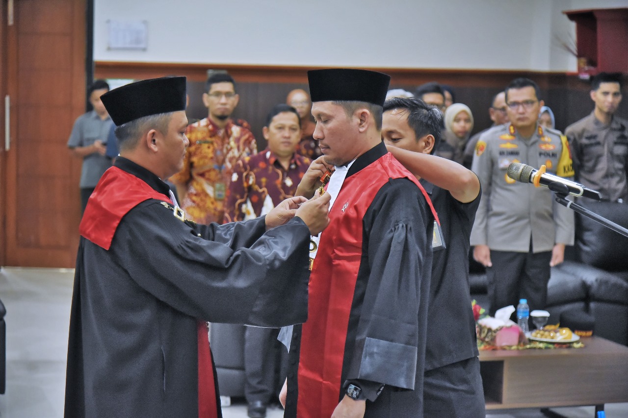 Caption: Ketua PN Mentok, Iwan Gunawan lantik Wakil Ketua PN Mentok Budi Candra Permana di aula Kantor Pengadilan Negeri Mentok, Kamis (4/1/2024).(Ist)