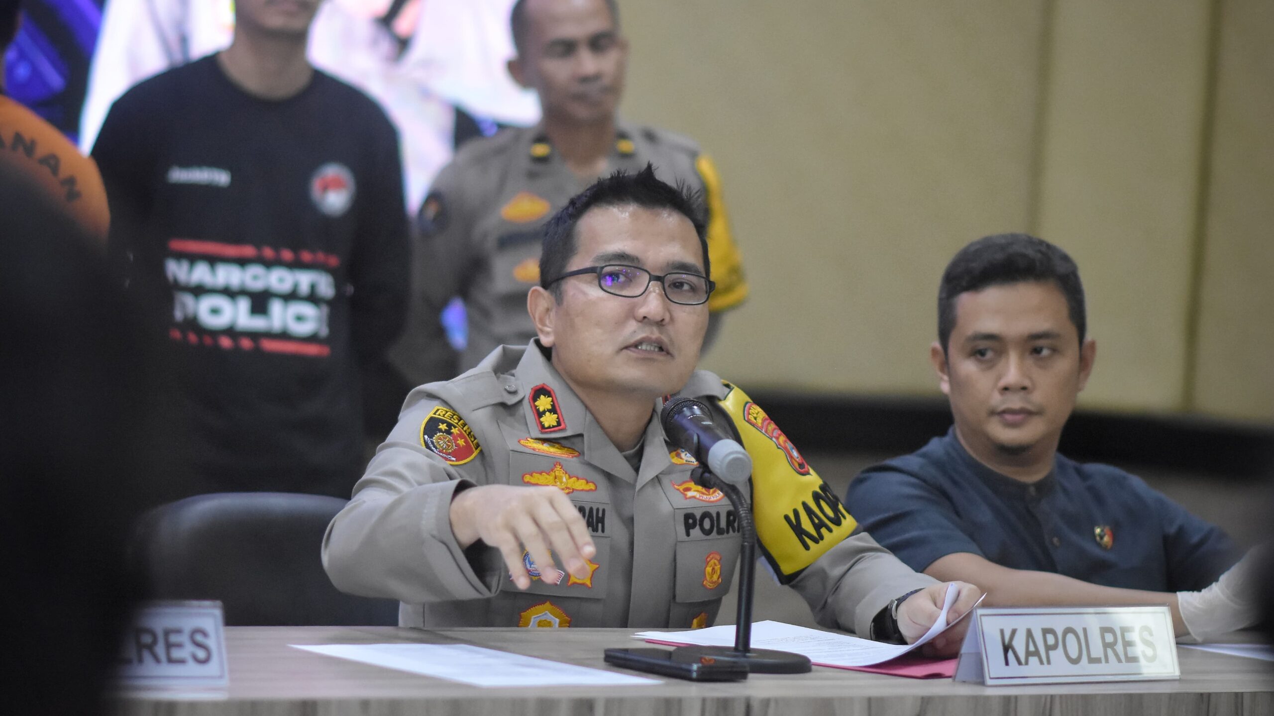 Caption : Kapolres Bangka Barat, AKBP Ade Zamrah bersama jajaran saat konferensi pers, ungkap kasus pengamanan 24 kilogram ganja, di Gedung Catur Prasetya, Kamis (1/2/2024).