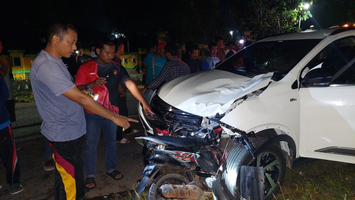 Caption: Dua kendaraan terlibat kecelakaan lalulintas di Ruas Jalan Panglima Angin Kecamatan Tempilang, Sabtu (10/2/2024) malam. (Humas Polsek Tempilang)