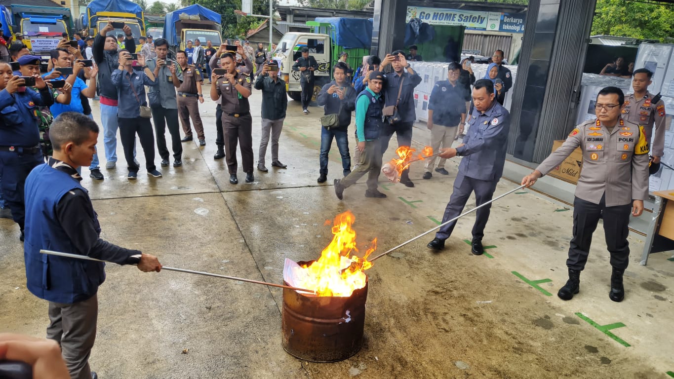 Caption : Pemusnahan surat suara rusak oleh KPU Bangka Barat, Selasa (13/2/2024).