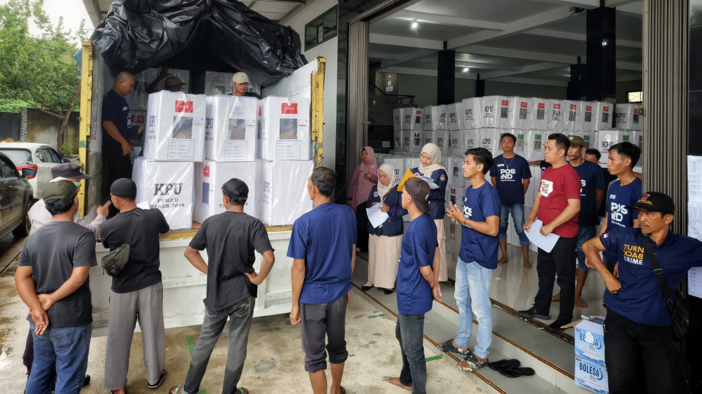 Caption : Pelepasan pendistribusian logistik Pemilu 2024 ke TPS, Selasa (13/2/2024).