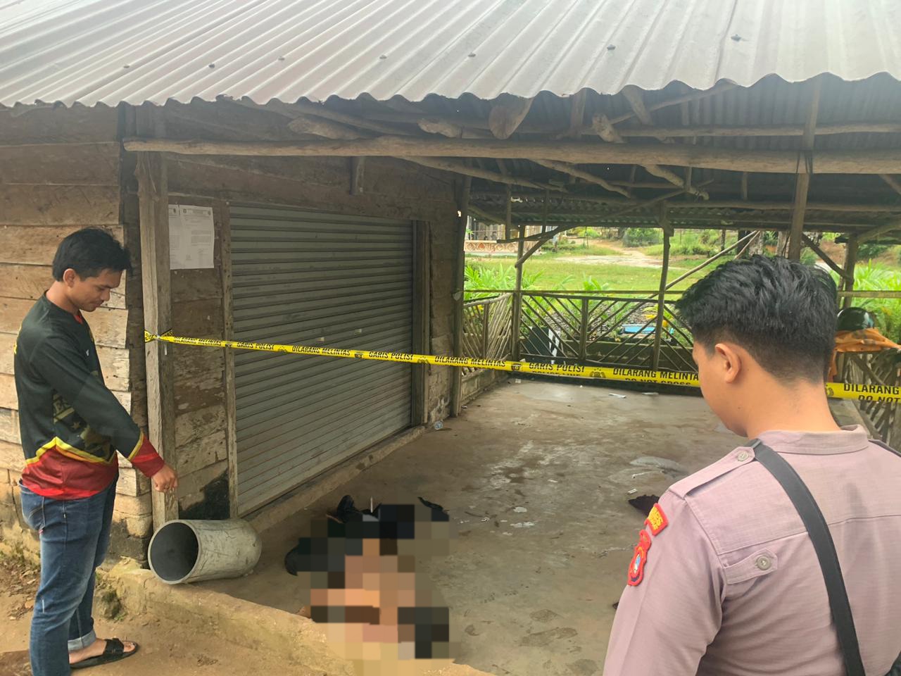 Caption: Sesosok mayat pria ditemukan dalam posisi tengkurap dekat lokasi Tempat Pemungutan Suara (TPS) 08, Desa Air Gantang, Parittiga, Bangka Barat, pada Rabu (14/02/2024) dini hari.