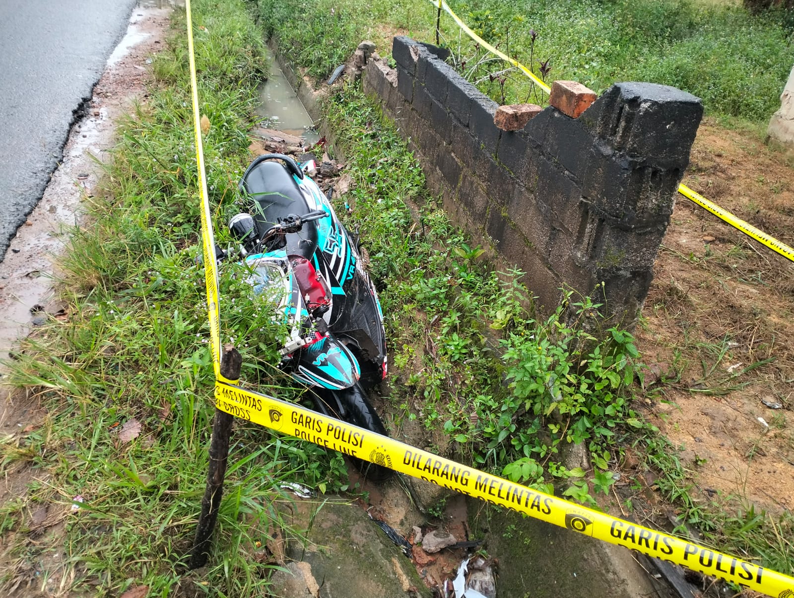 Kendaraan mayat pria yang ditemukan dalam posisi tengkurap dekat lokasi Tempat Pemungutan Suara (TPS) 08, Desa Air Gantang, Parittiga, Bangka Barat, pada Rabu (14/02/2024) dini hari.