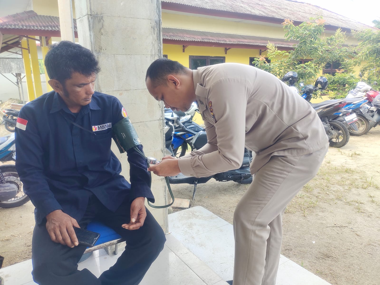 Dokkes Polres Bangka Barat cek kesehatan petugas pengamanan dan Panitia Pemilihan Kecamatan (PPK), Selasa (20/2/2024). (Humas Polres Bangka Barat)