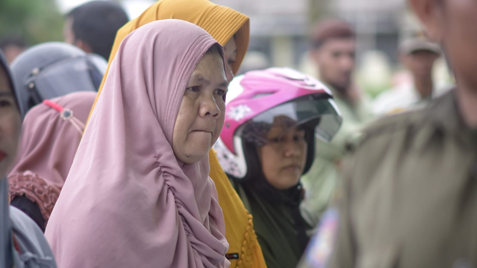 Caption: Sejumlah masyarakat saat membeli bahan pokok, di Pasar Murah, Lapangan Gelora, Mentok Bangka Barat, Kamis (22/2/2024). (Diskominfo Bangka Barat)
