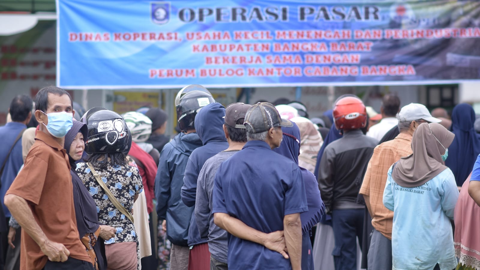 Caption: Sejumlah masyarakat antrean membeli bahan pokok, di Pasar Murah, Lapangan Gelora, Mentok Bangka Barat, Kamis (22/2/2024). (Diskominfo Bangka Barat)