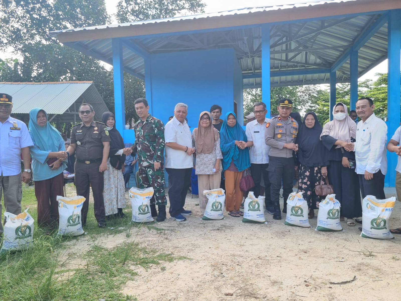 Caption: Bupati Bangka Barat Sukirman berikan beras ke Masyarakat Tanjung, Mentok, Bangka Barat, Rabu (28/2/2024). (Ist)